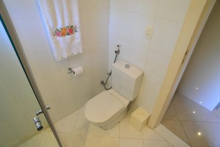 Casa de condomínio à venda com 1370m², 5 quartos e 10 vagas Casa de condomínio à venda com 1370m², 5 quartos e 10 vagasBanheiro da Suíte 2