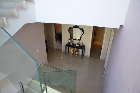 Casa de condomínio à venda com 1370m², 5 quartos e 10 vagas Casa de condomínio à venda com 1370m², 5 quartos e 10 vagasEscada