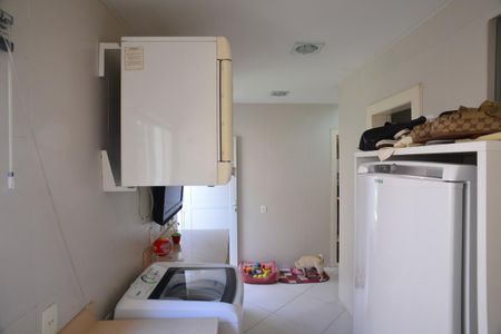 Casa de condomínio à venda com 1370m², 5 quartos e 10 vagas Casa de condomínio à venda com 1370m², 5 quartos e 10 vagasÁrea de Serviço