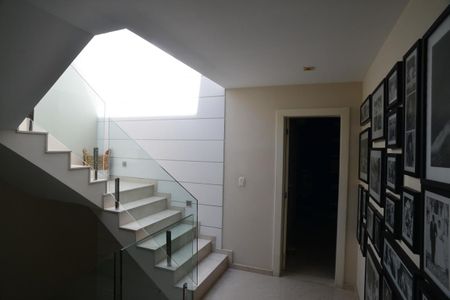 Casa de condomínio à venda com 1370m², 5 quartos e 10 vagas Casa de condomínio à venda com 1370m², 5 quartos e 10 vagasEscada