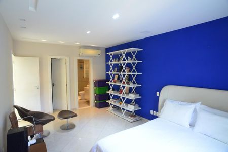 Casa de condomínio à venda com 1370m², 5 quartos e 10 vagas Casa de condomínio à venda com 1370m², 5 quartos e 10 vagasSuíte 4