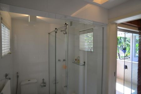 Casa de condomínio à venda com 1370m², 5 quartos e 10 vagas Casa de condomínio à venda com 1370m², 5 quartos e 10 vagasBanheiro da Suíte 5