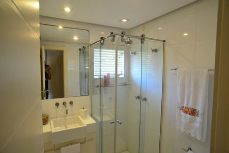 Casa de condomínio à venda com 1370m², 5 quartos e 10 vagas Casa de condomínio à venda com 1370m², 5 quartos e 10 vagasBanheiro da Suíte 2