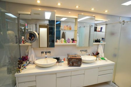 Casa de condomínio à venda com 1370m², 5 quartos e 10 vagas Casa de condomínio à venda com 1370m², 5 quartos e 10 vagasBanheiro da Suíte 1