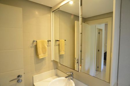 Casa de condomínio à venda com 1370m², 5 quartos e 10 vagas Casa de condomínio à venda com 1370m², 5 quartos e 10 vagasBanheiro da Suíte 3