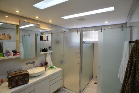 Casa de condomínio à venda com 1370m², 5 quartos e 10 vagas Casa de condomínio à venda com 1370m², 5 quartos e 10 vagasBanheiro da Suíte 1