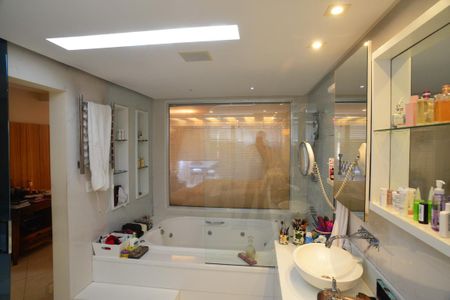 Casa de condomínio à venda com 1370m², 5 quartos e 10 vagas Casa de condomínio à venda com 1370m², 5 quartos e 10 vagasBanheiro da Suíte 1