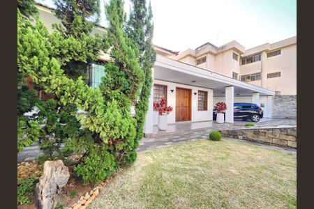 Casa à venda com 193m², 3 quartos e 4 vagas Casa à venda com 193m², 3 quartos e 4 vagasFachada