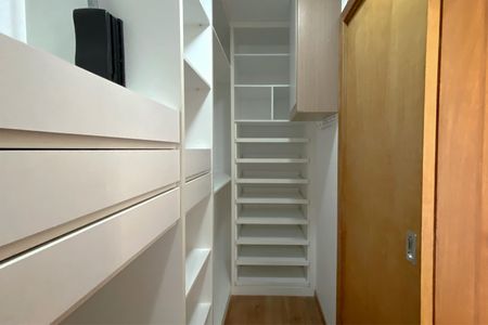 Apartamento à venda com 150m², 4 quartos e 4 vagas Apartamento à venda com 150m², 4 quartos e 4 vagasCloset da Suíte 1