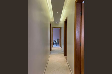 Casa à venda com 257m², 3 quartos e 6 vagas Casa à venda com 257m², 3 quartos e 6 vagasCorredor