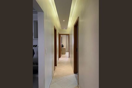 Casa à venda com 257m², 3 quartos e 6 vagas Casa à venda com 257m², 3 quartos e 6 vagasCorredor