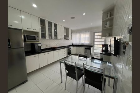 Casa à venda com 257m², 3 quartos e 6 vagas Casa à venda com 257m², 3 quartos e 6 vagasCozinha