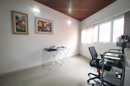 Casa à venda com 308m², 4 quartos e 4 vagasEscritório