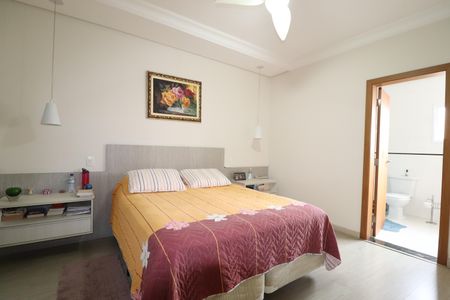 Casa à venda com 308m², 4 quartos e 4 vagasSuíte 1