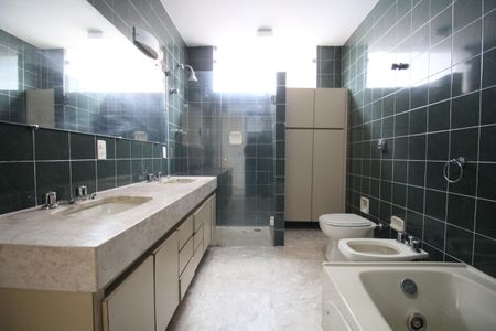 Casa à venda com 585m², 3 quartos e 6 vagasBanheiro da Suíte 1