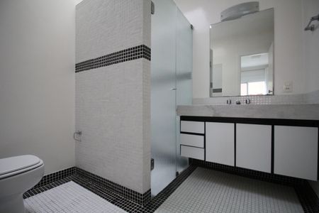 Casa à venda com 585m², 3 quartos e 6 vagasBanheiro da Suíte 4