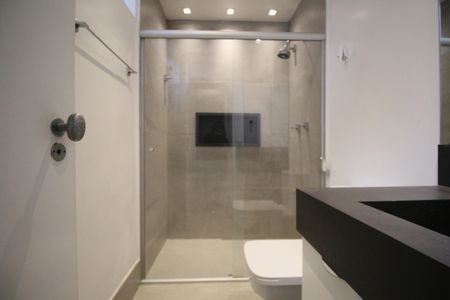 Casa à venda com 585m², 3 quartos e 6 vagasBanheiro da Suíte 2