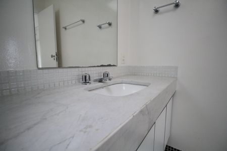 Casa à venda com 585m², 3 quartos e 6 vagasBanheiro da Suíte 4