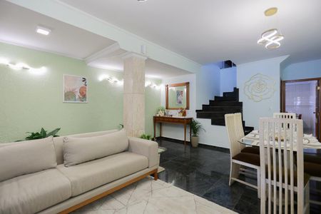 Casa à venda com 180m², 3 quartos e 4 vagas Casa à venda com 180m², 3 quartos e 4 vagasSala