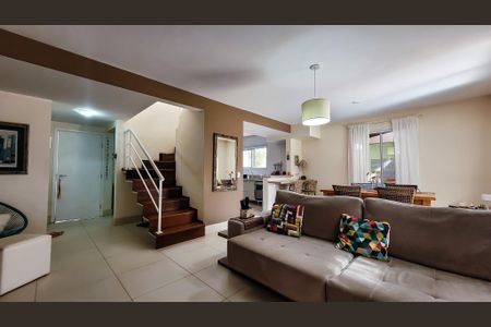 Casa de condomínio à venda com 150m², 3 quartos e 2 vagasSala