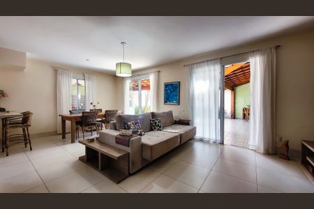 Casa de condomínio à venda com 150m², 3 quartos e 2 vagasSala