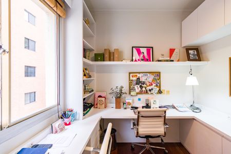 Apartamento à venda com 180m², 4 quartos e 3 vagas Apartamento à venda com 180m², 4 quartos e 3 vagasEscritório