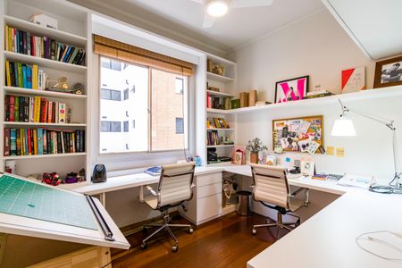 Apartamento à venda com 180m², 4 quartos e 3 vagas Apartamento à venda com 180m², 4 quartos e 3 vagasEscritório