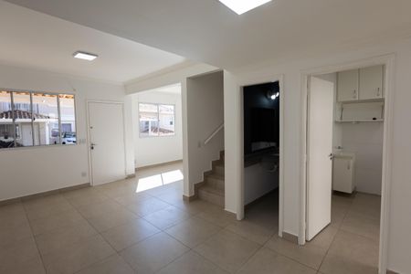 Sala de casa de condomínio para alugar com 3 quartos, 112m² em Bairro das Palmeiras, Campinas