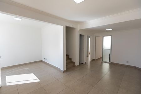 Sala de casa de condomínio para alugar com 3 quartos, 112m² em Bairro das Palmeiras, Campinas