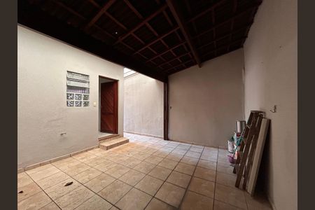 Casa à venda com 180m², 2 quartos e 2 vagas Casa à venda com 180m², 2 quartos e 2 vagasQuintal