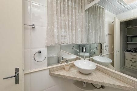Casa à venda com 180m², 4 quartos e 1 vaga Casa à venda com 180m², 4 quartos e 1 vagaEdícula - Banheiro