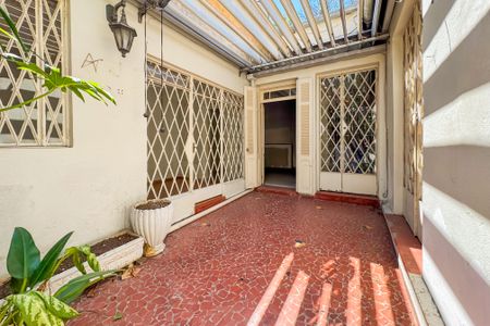 Casa à venda com 180m², 4 quartos e 1 vaga Casa à venda com 180m², 4 quartos e 1 vagaVaranda