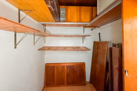 Casa à venda com 180m², 4 quartos e 1 vaga Casa à venda com 180m², 4 quartos e 1 vagaQuarto 2 - Armários