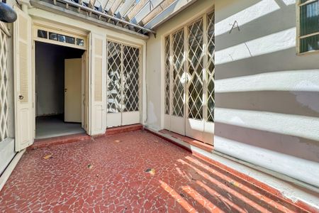 Casa à venda com 180m², 4 quartos e 1 vaga Casa à venda com 180m², 4 quartos e 1 vagaVaranda