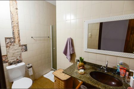 Casa à venda com 275m², 3 quartos e sem vaga Casa à venda com 275m², 3 quartos e sem vagaBanheiro