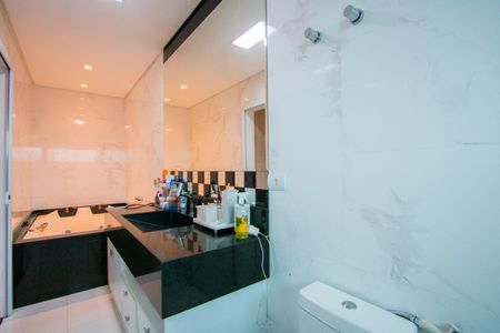 Casa à venda com 248m², 3 quartos e 4 vagasBanheiro da Suíte 1