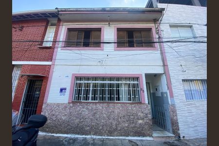 Casa à venda com 110m², 3 quartos e sem vaga Casa à venda com 110m², 3 quartos e sem vagaFachada