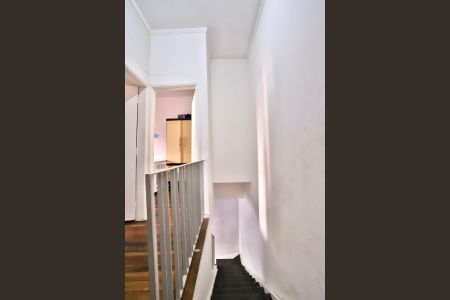 Casa à venda com 110m², 3 quartos e sem vaga Casa à venda com 110m², 3 quartos e sem vagaEscada