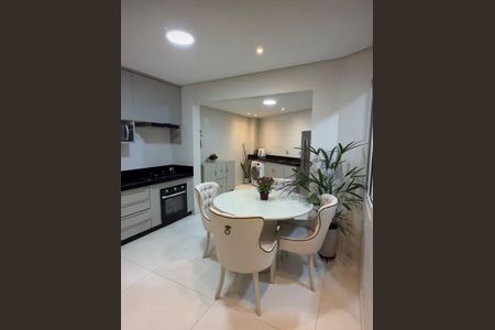 Casa à venda com 170m², 3 quartos e 2 vagas Casa à venda com 170m², 3 quartos e 2 vagasCozinha e Área de Serviço