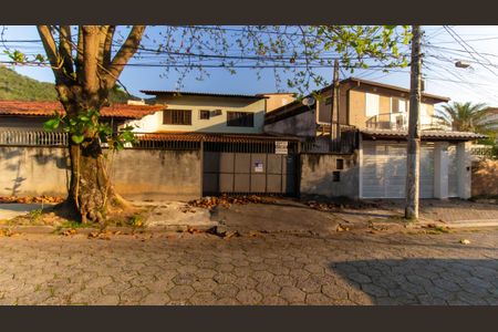 Casa à venda com 120m², 3 quartos e 3 vagas Casa à venda com 120m², 3 quartos e 3 vagasFachada