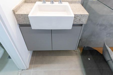 Banheiro de kitnet/studio para alugar com 1 quarto, 24m² em Higienópolis, São Paulo