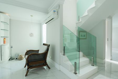 Casa à venda com 340m², 3 quartos e 3 vagas Casa à venda com 340m², 3 quartos e 3 vagasEscada