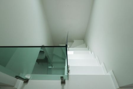 Casa à venda com 340m², 3 quartos e 3 vagas Casa à venda com 340m², 3 quartos e 3 vagasEscada