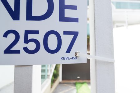 Casa à venda com 340m², 3 quartos e 3 vagas Casa à venda com 340m², 3 quartos e 3 vagasFachada