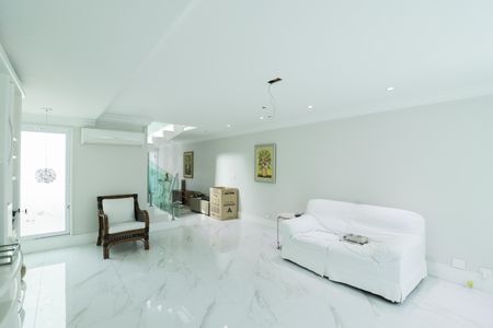 Casa à venda com 340m², 3 quartos e 3 vagas Casa à venda com 340m², 3 quartos e 3 vagasSala