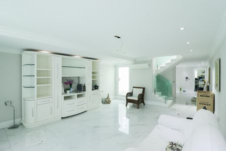 Casa à venda com 340m², 3 quartos e 3 vagas Casa à venda com 340m², 3 quartos e 3 vagasSala