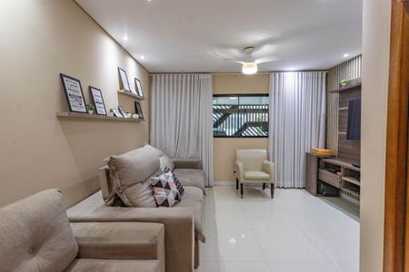 Casa à venda com 245m², 3 quartos e 2 vagas Casa à venda com 245m², 3 quartos e 2 vagasSala