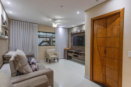 Casa à venda com 245m², 3 quartos e 2 vagasSala