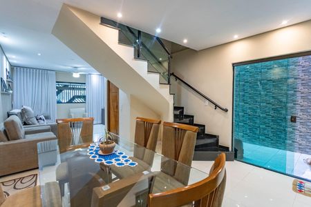 Casa à venda com 245m², 3 quartos e 2 vagas Casa à venda com 245m², 3 quartos e 2 vagasSala de jantar