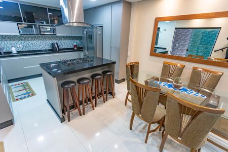 Casa à venda com 245m², 3 quartos e 2 vagas Casa à venda com 245m², 3 quartos e 2 vagasSala de jantar